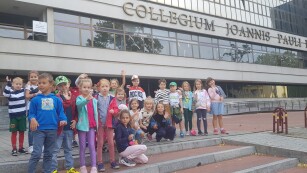 Uczniowie stoją na tle budynku Katolickiego Uniwersytetu Lubelskiego