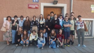 Uczniowie klasy 7c wraz z opiekunami stoją przed Wydziałem Nauk o Zdrowiu Uniwersytetu Medycznego w Lublinie