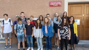 Uczniowie klasy 7c wraz z wychowawcą stoją przed Wydziałem Nauk o Zdrowiu Uniwersytetu Medycznego w Lublinie