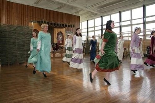 Dziewczęta tańczące średniowieczny taniec