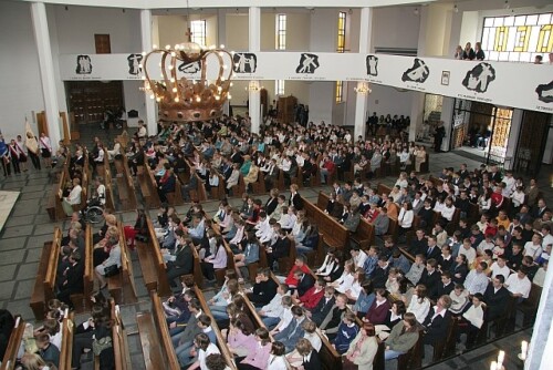 Zdjęcie przedstawiające młodzież gimnazjum w kościele