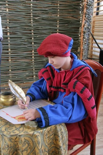 Uczeń piszący piórem