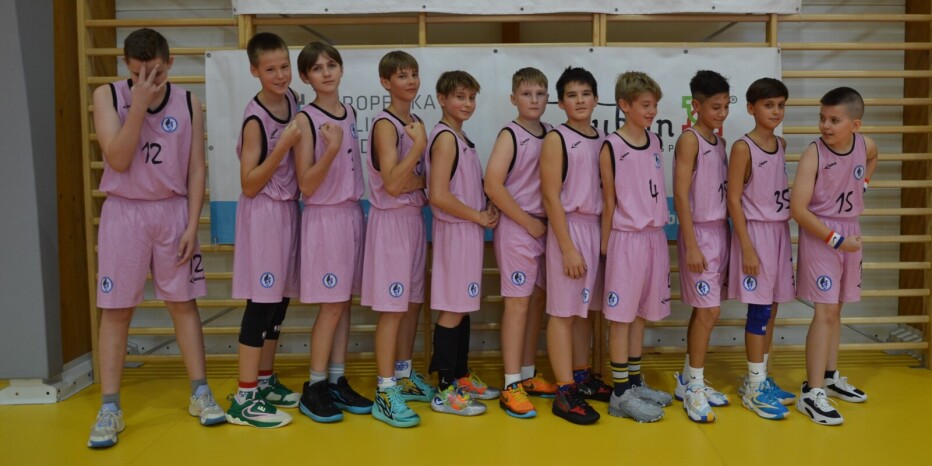 W szeregu stoją chłopcy ze szkolnej drużyny koszykarskiej