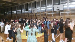Uczniowie w trakcie tańca.