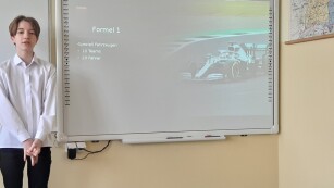 Uczeń przedstawia prezentację na temat: „Sport Formuły 1”.