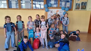 3.	Dzień Świadomości Autyzmu, Uczniowie klasy 1d ubrani na niebiesko, przed tablicą na temat autyzmu.