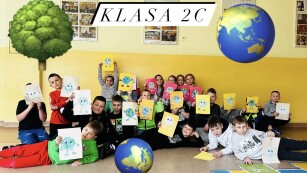 Uczniowie klasy 2c z pracami plastycznymi z okazji Dnia Ziemi.